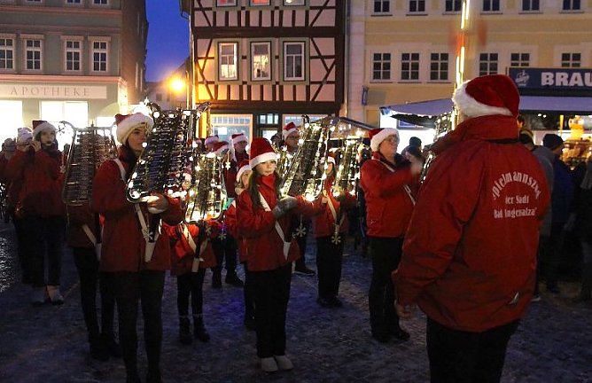 Auch in diesem Jahr wird der Spielmannszug wieder die Feierlichkeiten am Rathaus er&ouml;ffnen (Foto: uhz Archiv)