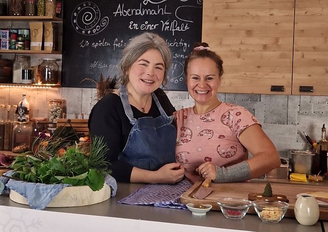Spitzenk&ouml;chin Maria Gro&szlig; (links) und Christine Rauch (rechts) kochen Bad Langensalzas Wintermen&uuml; Wild nach Ruhe (Foto: KTL Bad Langensalza)