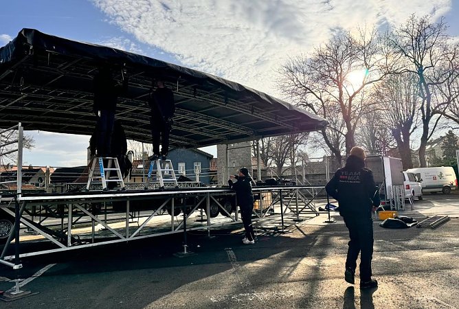 Die Aufbauarbeiten für Freitag haben begonnen (Foto: R.Rothe) Die Aufbauarbeiten für Freitag haben begonnen (Foto: R.Rothe)