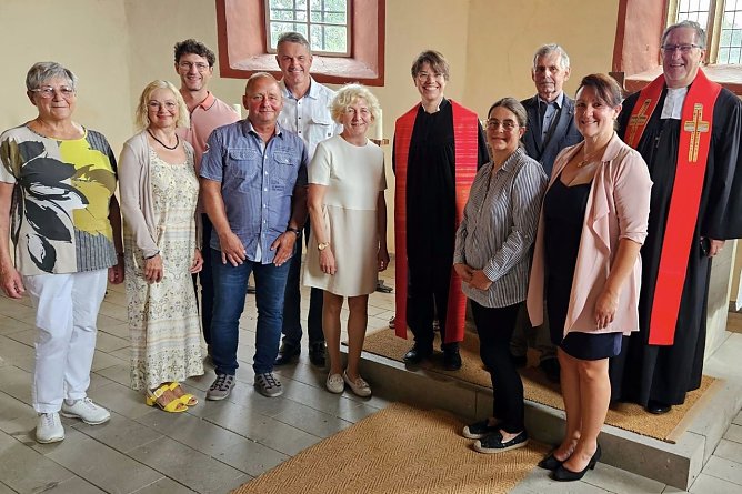Superintendent Christian Beuchel (ganz rechts im Bild) mit einer gro&szlig;en Zahl Ehrenamtlicher aus dem Pfarrbereich Horsmar bei der Einf&uuml;hrung von Pfarrerin Juliane Themel in ihren Dienst im September 2024 in D&ouml;rna (Foto: Evangelischer Kirchenkreis S&uuml;dharz)