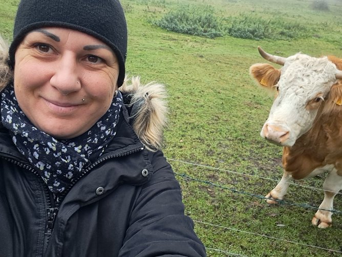 Momentaufnahme: Die neugierige Kuh mit Frau (Foto: Brina Zorn) Momentaufnahme: Die neugierige Kuh mit Frau (Foto: Brina Zorn)