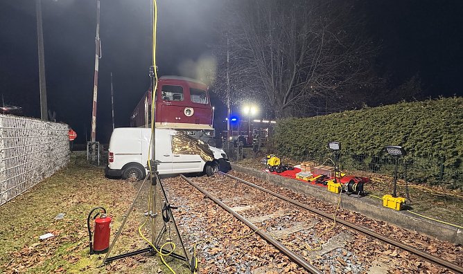 Tonnaer Straße in Bad Langensalza heute Nacht (Foto: Feuerwehr Bad Langensalza) Tonnaer Straße in Bad Langensalza heute Nacht (Foto: Feuerwehr Bad Langensalza)