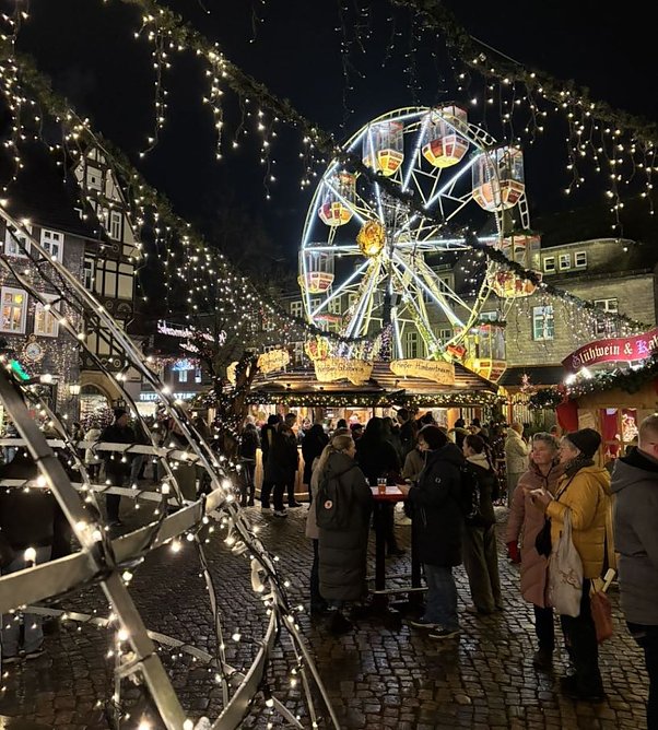 Beleuchtetes Riesenrad auf dem Weihnachtsmarkt in Goslar (Foto: J&uuml;rgen Mehne)