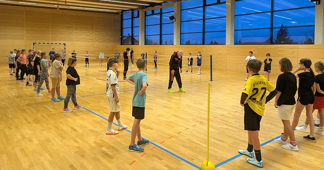 Boxtrainer Lutz Seidenstücker mit Schülern der Wiebeckschule (Foto: F.Becker) Boxtrainer Lutz Seidenstücker mit Schülern der Wiebeckschule (Foto: F.Becker)