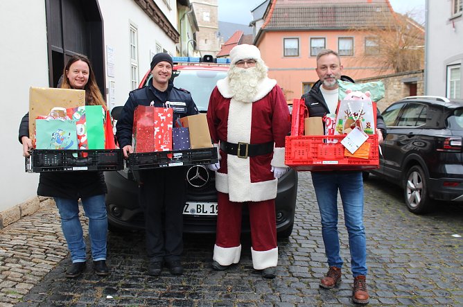Katja Schiller, Steven Dierbach, ein b&auml;rtiger &auml;lterer Herr und B&uuml;rgermeister Matthias Reinz freuten sich, die vielen Geschenke den Kindern bringen zu k&ouml;nnen (Foto: Eva Maria Wiegand)