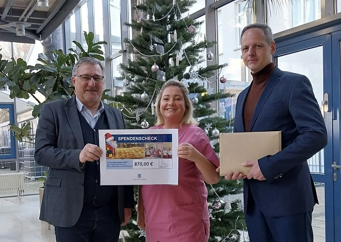 Superintendent Christian Beuchel und  Jan Borostowski-Trautmann vom Caf&eacute; International haben die Spende aus den H&auml;nden von Schwester Nicole &uuml;bernehmen d&uuml;rfen (Foto: Evangelischer Kirchenkreis M&uuml;hlhausen)