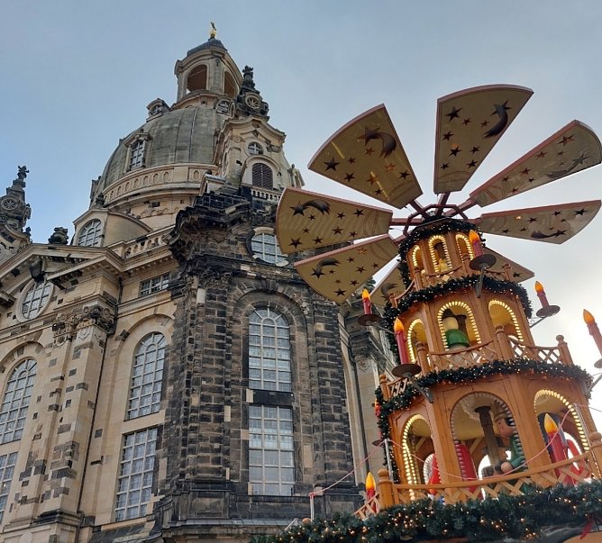 Weihnachtspyramide und Frauenkirche in Dresden (Foto: Jana Schreiber) Weihnachtspyramide und Frauenkirche in Dresden (Foto: Jana Schreiber)