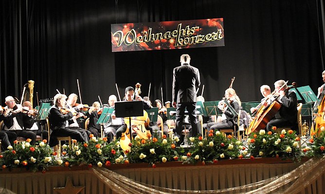 Markus Huber f&uuml;hrte seine Th&uuml;ringer Philharmoniker gewohnt souver&auml;n durch (Foto: Eva Maria Wiegand)