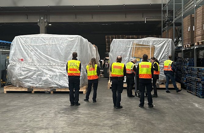 Die Zollfahnder in Dresden stellten die Maschinenteile sicher, die Ermittlungen f&uuml;hrt die M&uuml;hlh&auml;user Staatsanwaltschaft (Foto: Zollfahndungsamt Dresden)