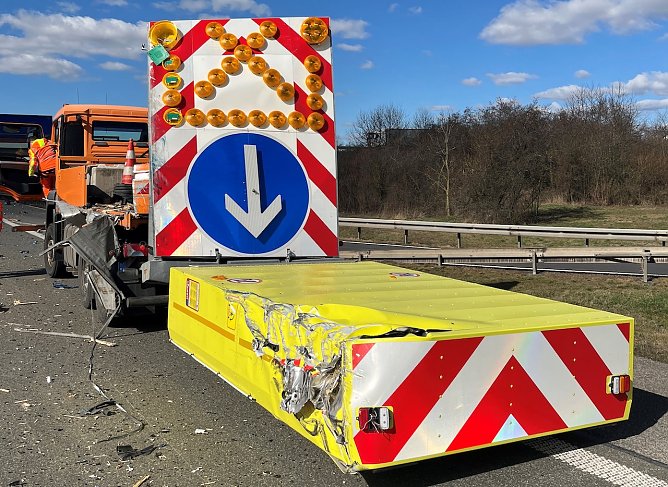 Ramponierter Schilderwagen (Foto: Autobahnpolizei)