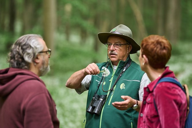 Die Ranger und Rangerinnen des Nationalparks, wie hier Ranger Siegfried Ludwig, teilen ihr Wissen mit gro&szlig;er Leidenschaft. (Foto: Tino Sieland)
