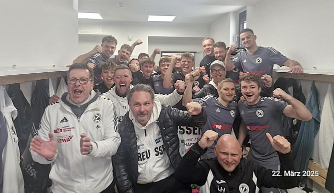 Jubelnde Preu&szlig;en nach wichtigem Ausw&auml;rtssieg in Geratal (Foto: FSV P)