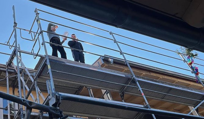 Zimmerman Volker Ehrlich prostet auf das neue Haus (Foto: oas)