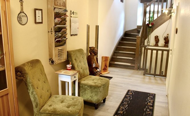 Treppenhaus im Pensionshaus Augustinerplatz 3: liebevolles Interieur, hier mit geschnitztem Hausgeist im Hintergrund (Foto: Eva Maria Wiegand)