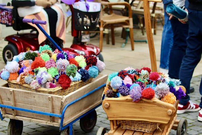 Das Team der Truhe hat Hunderte von Bommeln aus dem vergangenen Jahr ges&auml;ubert und f&uuml;r den Bommel-Blumenumzug fit gemacht (Foto: Eva Maria Wiegand)