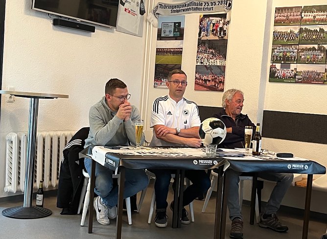 Benno Harbauer (Mitte) bei seinem Rechenschaftsbericht  (Foto: oas)