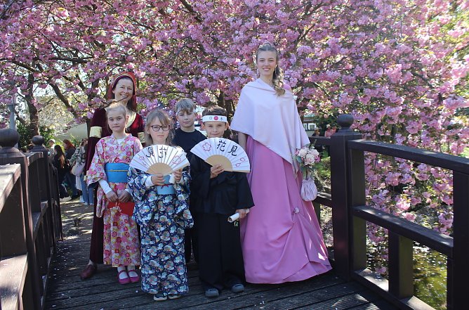 Abschied und Neubeginn - (Mitte li.) Lina aus der Sonnenhofschule ist neue Sakura und Darius (Mitte re.) von der Hufelandschule neuer Samurai (Foto: Eva Maria Wiegand)