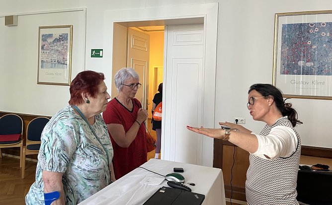 Katja Rudolph (re.) stellt den Kurg&auml;sten ihre Stadt und deren M&ouml;glichkeiten vor. (Foto: oas)