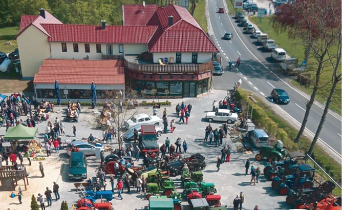 Traktorenaufmarsch vorm Harth-Haus (Foto: Harth-Haus) Traktorenaufmarsch vorm Harth-Haus (Foto: Harth-Haus)