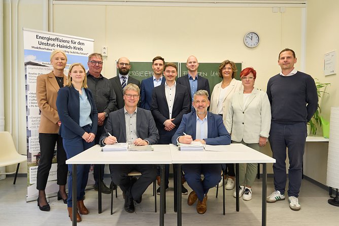 Bei der Vertragsunterzeichnung (Foto: T.Sieland)