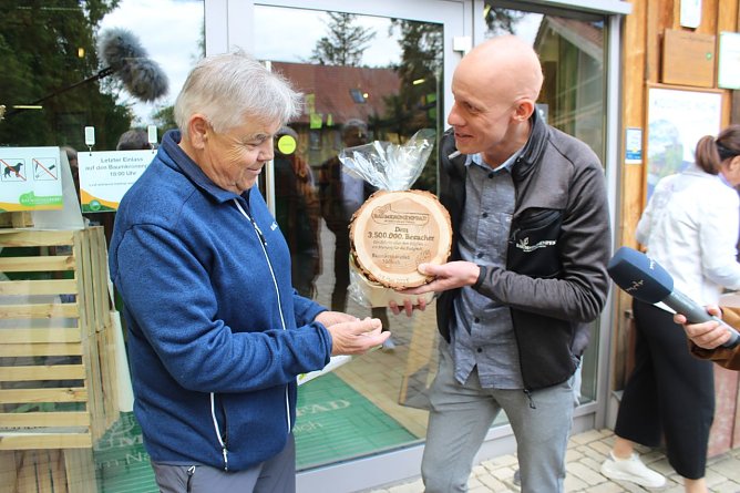 &Uuml;berraschung am Nachmittag: Der Betriebsleiter des Baumkronenpfades, Michael Zilling (re.), begr&uuml;&szlig;t den Dreieinhalbmillionsten Besucher (Foto: Eva Maria Wiegand)