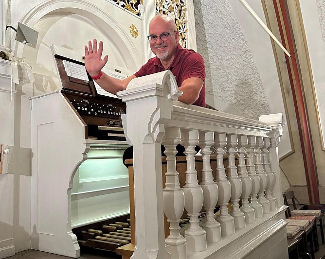 Christian Kropp an seiner Orgel in M&uuml;hlhausen (Foto: privat)