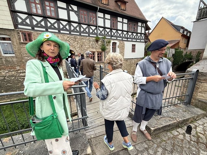 Mary Fischer und Patrick Kosiol von der G&auml;stef&uuml;hrerzunft empfangen die G&auml;ste am Th&uuml;ringer Apothekenmuseum (Foto: Harald Rockstuhl)