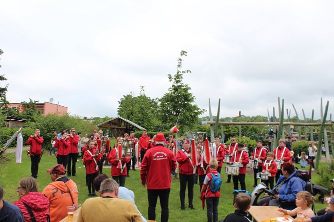 Am Ziel erwarten die Enten und ihre Begleiter jedes Jahr Pauken und Trompeten (Foto: uhz Archiv)