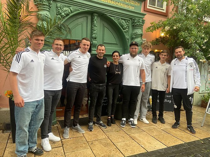 Die Schiedsrichter des FSV Preu&szlig;en feierten im Steak- und Schnitzelhaus (Foto: B.Harbauer)