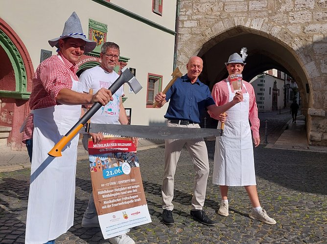 Kay Wipprecht und Philipp Keith vom Bratwurstmuseum sowie Jens Machowski und Markus Edom Heller vom Kultur-Referat der Stadt M&uuml;hlhausen bereiten die wichtigsten Utensilien f&uuml;r die Holzfahrt vor. (Foto: &copy; Stadt M&uuml;hlhausen)