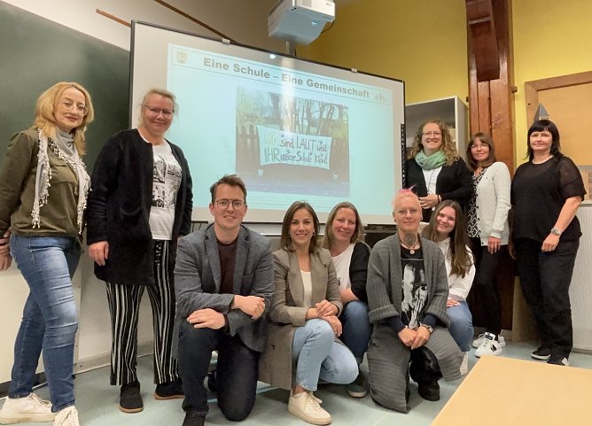 (v.l.n.r.):  Andrea R&ouml;th-Wenkel - Lehrerin der GS Thamsbr&uuml;ck Nina Stelzer - Sprecherin des Beirats f&uuml;r Kinder, Jugend und Familie Felix Froeb - Sprecher des Beirats, Bianca Bl&uuml;mel Franco Mendes, Carolin Seigis, Franziska M&ouml;ller - Sprecherin, Michelle Ammich (vorn), Antje Hibbeler (hinten), Rita Seeber, Eva Z&ouml;ller - Schulleiterin der GS Thamsbr&uuml;ck. Im Bild fehlt: Tobias Benich (Foto: Beirat)