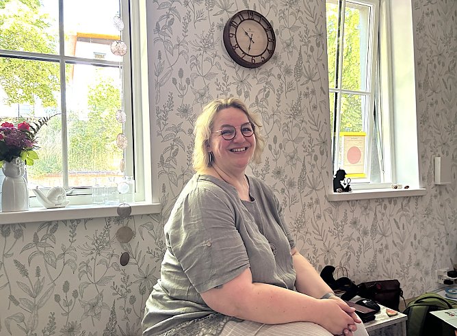Susann Kaminski in ihrem hellen und freundlichen Empfangsraum (Foto: oas)