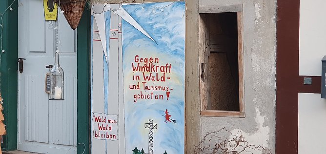 Ein Stolberger Hauseigent&uuml;mer protestiert gegen Windenergieeanlagen im Harz. (Foto: Bodo Schwarzberg, 9. M&auml;rz 2025)