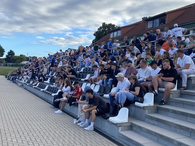Volle R&auml;nge im Stadion der Freundschaft beim Nachbarduell (Foto: Benno Harbauer)