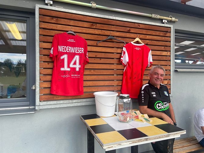 Harry Hirsch, der N&auml;gelstedter Fu&szlig;balltrainer, verteilte die Lose (Foto: Benno Harbauer )