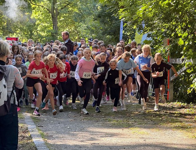 Start mit Pistole und elektronischer Zeitmessung: Mittendrin Sportlehrer und Organisator Hardy Krause (Foto: privat)