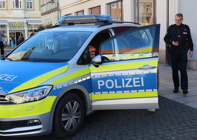 Jung und alt probierten sich heute im Streifenwagen als potentielle Fahrer aus (Foto: Eva Maria Wiegand)