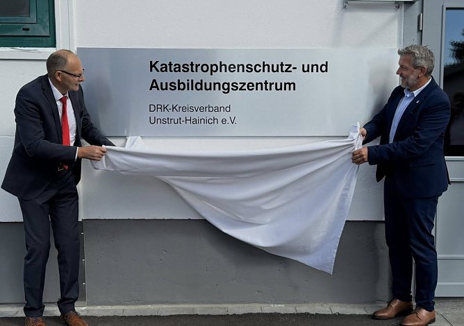 Michael Watterott und Thomas Ahke enthüllen die Tafel (Foto: R.Rothe) Michael Watterott und Thomas Ahke enthüllen die Tafel (Foto: R.Rothe)