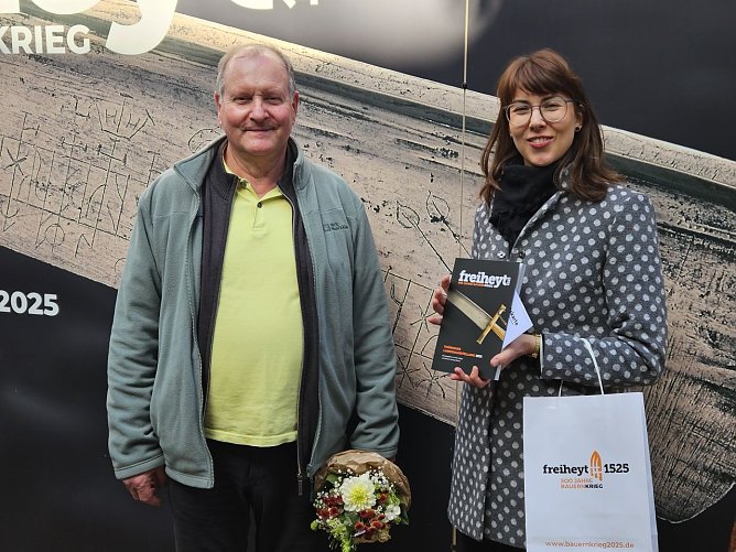  Der Jubil&auml;umsbesucher aus Weimar erhielt zur Feier des Tages einen Blumenstrau&szlig; und ein kleines Pr&auml;sent von der stellvertretenden Direktorin Sarah P&ouml;nicke. (Foto: Matthias Nolte, M&uuml;hlh&auml;user Museen)