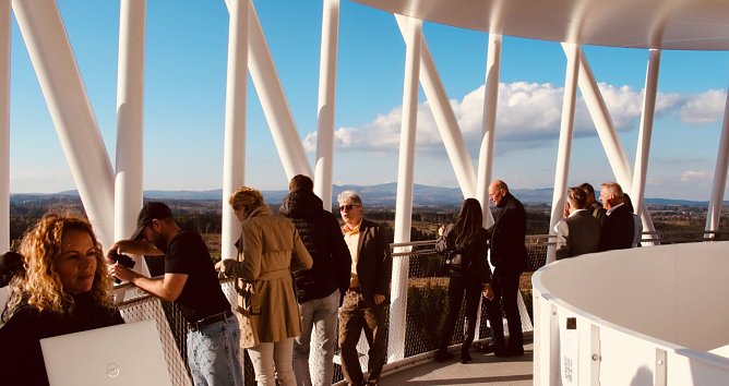 Die ersten Besucher begr&uuml;&szlig;te das "Harzer Hexenreich" heute auf dem weltgr&ouml;&szlig;ten Hexenbesen (Foto: agl)