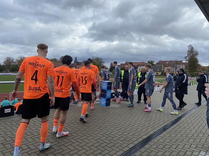 Einmarsch ins Stadion der Freundschaft: Preu&szlig;en siegt verdient mit 3:1 gegen Wismut Gera (Foto: Benno Harbauer)