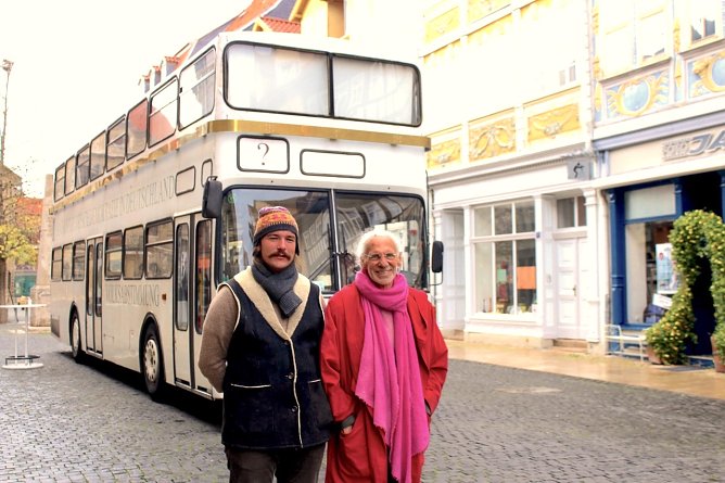 (re.) Werner K&uuml;ppers Omnibusfahrer, (li.) Kunststudent und Mitstreiter Elias Franz (Foto: Eva Maria Wiegand)