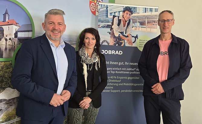  v.l: Landrat Thomas Ahke, Theresa Breitbarth (Fachdienstleiterin Personal im Landratsamt) und Johannes Ommeln (Area Sales Manager der JobRad GmbH)  (Foto: R.Rothe)