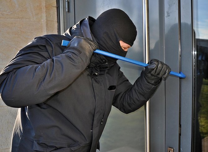 Symbolbild Einbrecher mit Stemmeisen (Foto: Pixabay-S_Salow)