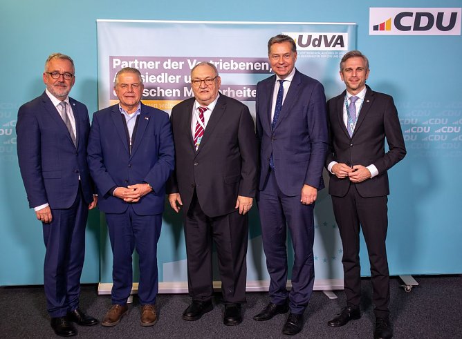 v.l.: Dr. Bernd Fabritius, Beauftragter der Bundesregierung f&uuml;r Aussiedlerfragen und nationale Minderheiten          Klaus-Peter Willsch MdB, Vorsitzender der Gruppe der Vertriebenen, Aussiedler und deutschen Minderheiten der CDU/CSU-Bundestagsfraktion          Egon Primas MdL a.D., Bundesvositzender der Union der Vertriebenen, Aussiedler und deutschen Minderheiten der CDU und CSU (UdVA)          Stephan Mayer MdB, Pr&auml;sident des Bundes der Vertriebenen (BdV)          Sascha van Beek MdB, stellv. Vorsitzender der Gruppe der Vertriebenen, Aussiedler und deutschen Minderheiten der CDU/CSU-Bundestagsfraktion (Foto: UdVA)