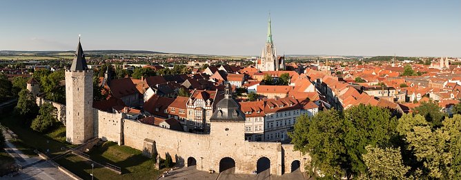 Blick auf die Stadt M&uuml;hlhausen mit Stadtmauer (Foto: Tino Sieland)