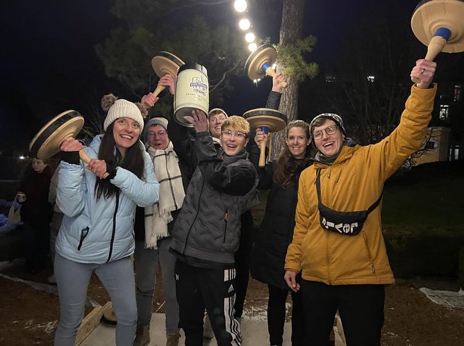 Das Frauen-Team des FSV Preu&szlig;en gewann das Eisstockschie&szlig;en und jubelt &uuml;ber ein Fass 3-T&uuml;rme-Bier (Foto: Benno Harbauer)