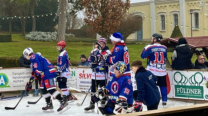 Thüringer Eishockeymeister auf der Eisbahn in Bad Langensalza (Foto: Eva Maria Wiegand) Thüringer Eishockeymeister auf der Eisbahn in Bad Langensalza (Foto: Eva Maria Wiegand)