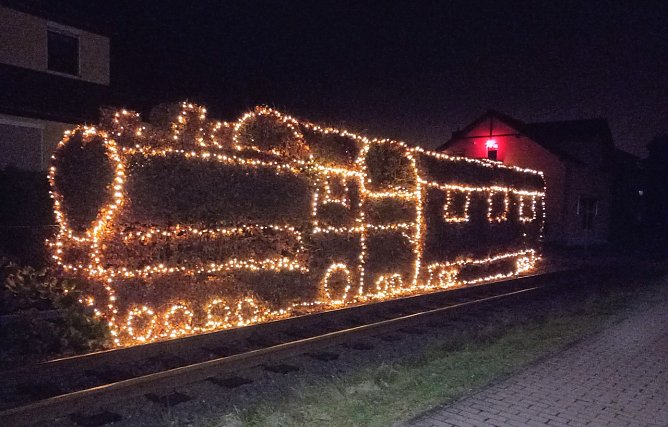 Beleuchtete "Weihnachtslok" (Foto: Regina Reichert) Beleuchtete "Weihnachtslok" (Foto: Regina Reichert)