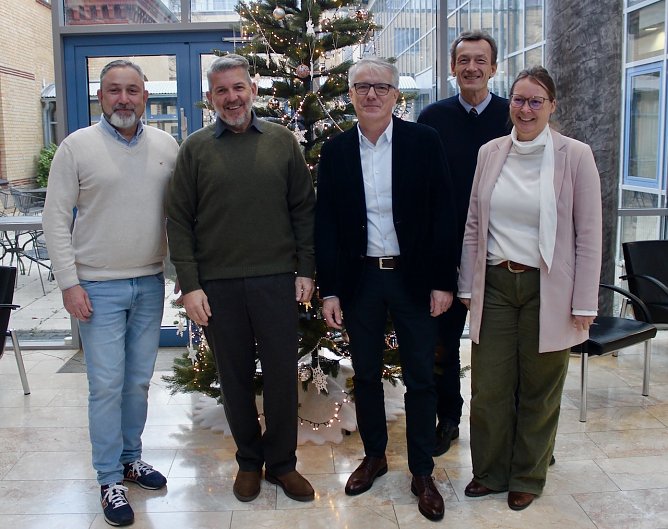 v.li.n.re. Matthias Reinz (B&uuml;rgermeister von Bad Langensalza); Thomas Ahke (Landrat Unstrut-Hainich-Kreis); Jens Kopp (Gesch&auml;ftsf&uuml;hrer Hufeland Klinikum M&uuml;hlhausen); Johannes W&ouml;lfer (&auml;rztlicher Direktor; Nicolle Scheffel (Pflegedirektorin) (Foto: Eva Maria Wiegand)